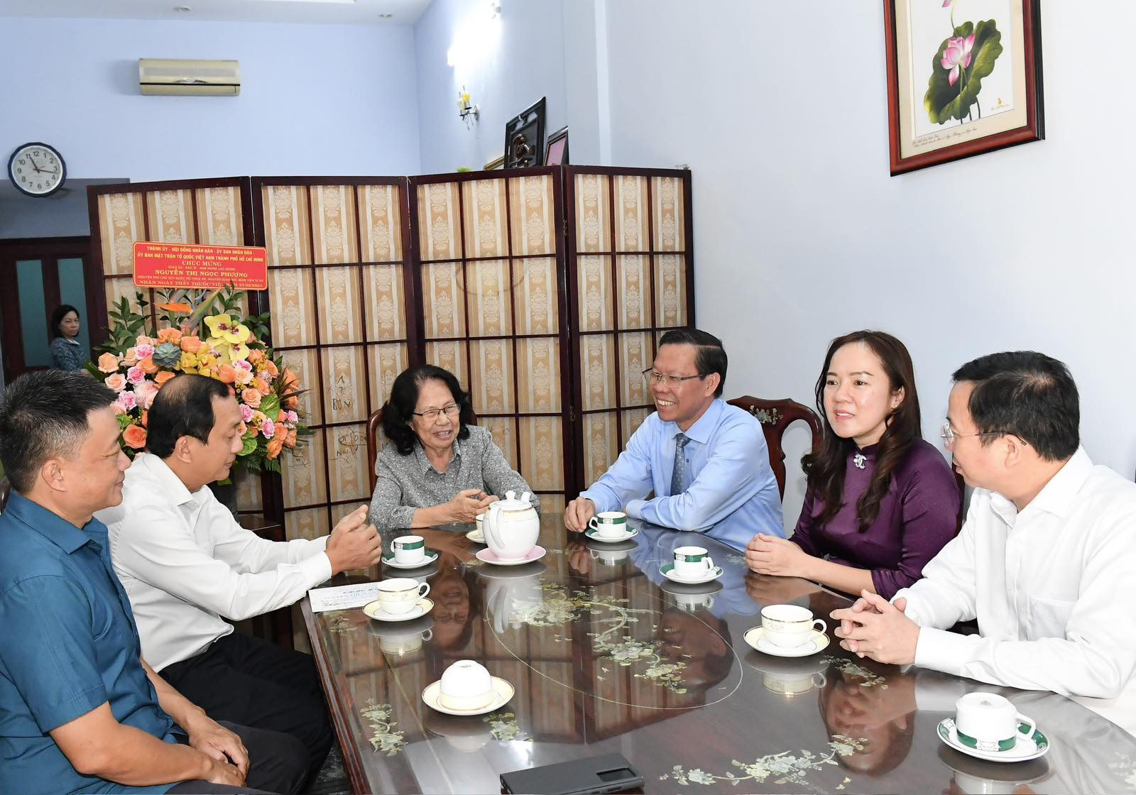 Đoàn đến thăm GS-TS-BS - Thầy thuốc Nhân dân Nguyễn Thị Ngọc Phượng (Ảnh: Việt Dũng).